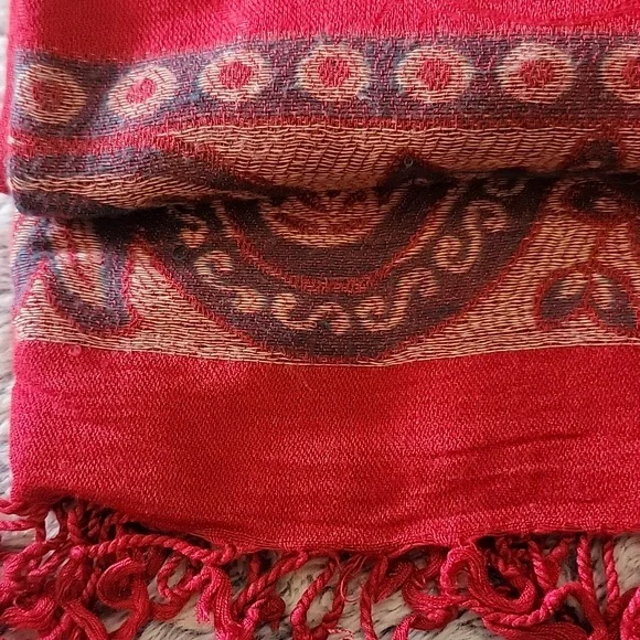 Cashmere Paisley Scarf with Fringe Red - Picture 5 of 9